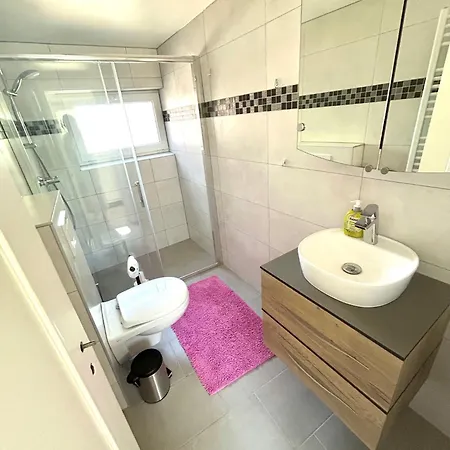 Kleine Mit Garten In Adelby